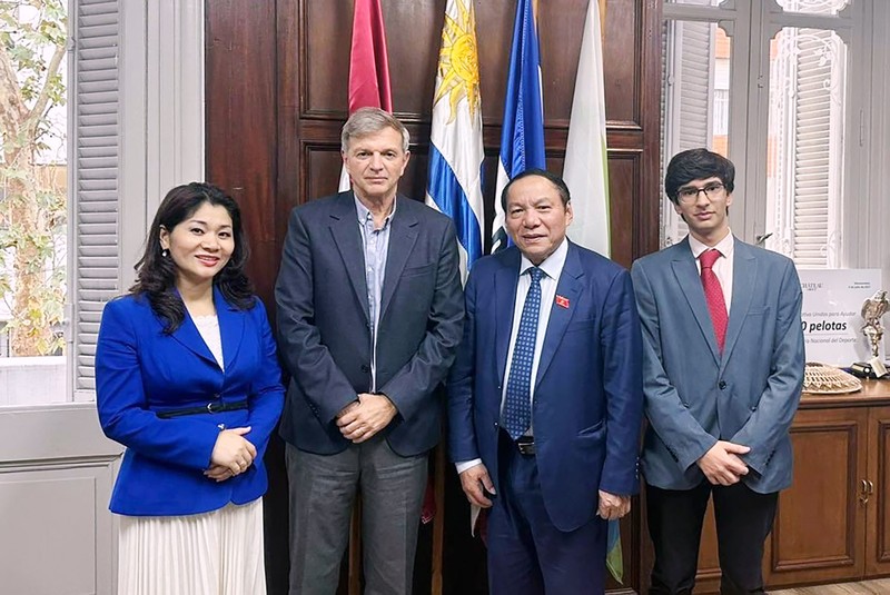 越南与乌拉圭在体育领域建立务实合作关系。