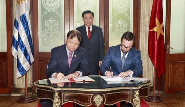 越南国会主席王廷惠见证越乌经贸投资联合委员会第三次会议纪要签署仪式。