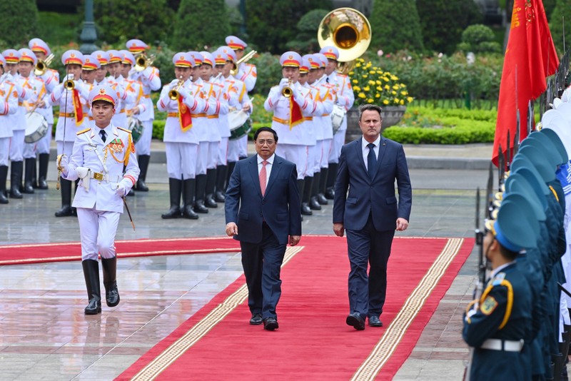 越南政府总理范明正举行仪式 欢迎卢森堡大公国首相格扎维埃·贝泰尔访越。