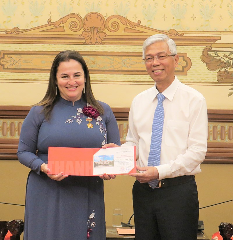 胡志明市人民委员会副主席武文欢向艾丽莎·费尔南德斯·萨恩斯女士授予了胡志明市市徽。