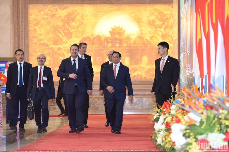 范明正总理与贝泰尔首相出席签字仪式暨记者会。（陈海 摄）