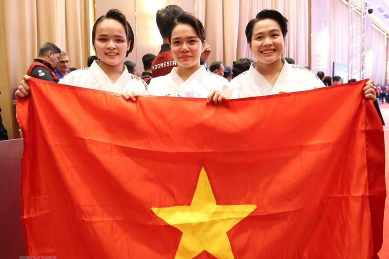 阮氏芳、刘氏秋渊和阮玉针以41.1分获得女子团体金牌。