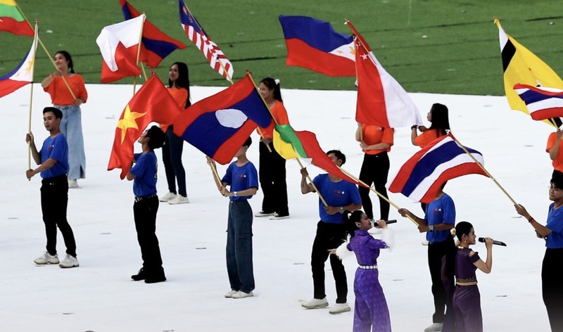 第32届东运会开幕式上，越南和印度尼西亚的国旗被倒挂。（图片来源：路透社）