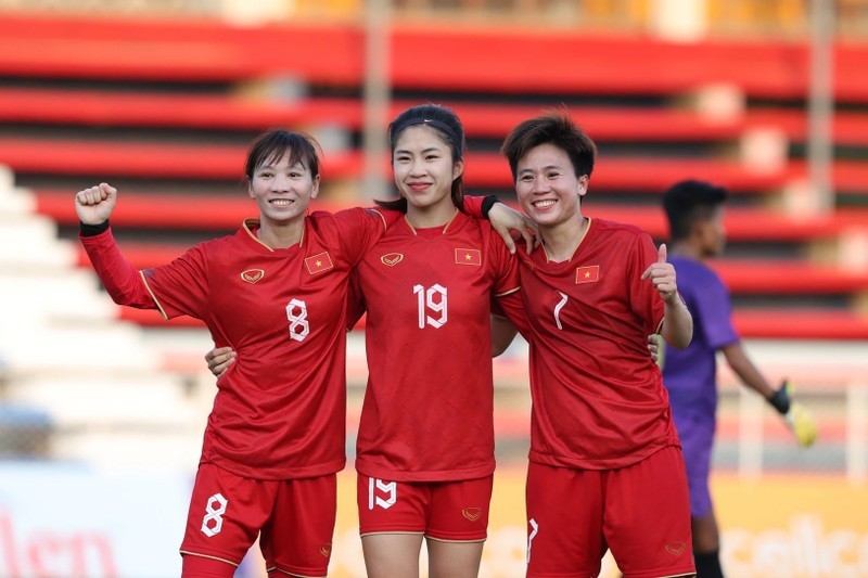 清雅（中）庆祝越南女足第二个进球。 （黄灵 摄）