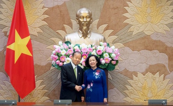 张氏梅女士同日越友好议员联盟主席二階俊博握手。