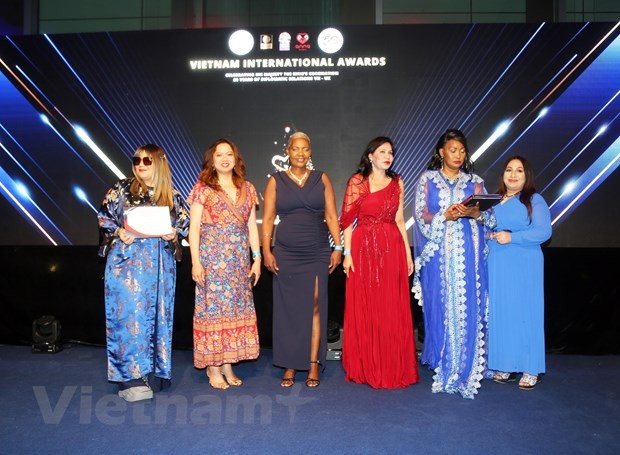 越南-英国国际妇女联合会越南国际奖颁奖仪式在伦敦举行。