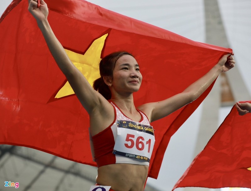 阮氏莺在女子10000米比赛中获得金牌。（图片来源：news.zing.vn）