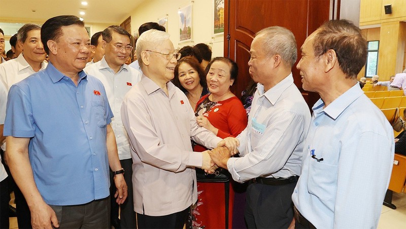越共中央总书记阮富仲与第一选区河内市国会代表团成员开展了选民接待活动。