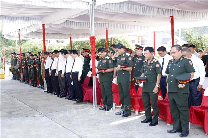96具在老牺牲的越南烈士遗骸交接和归宿仪式在老挝川圹省举行。（图片来源：越通社）