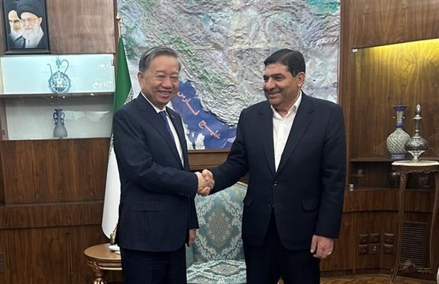 苏林大将与伊朗第一副总统穆罕默德·穆赫贝尔。