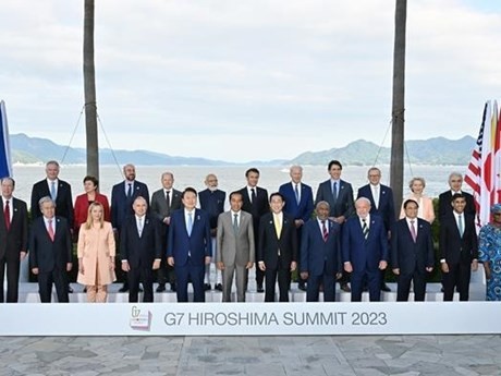 越南政府总理范明正与七国集团领导人合影。