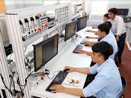 隆安省技能专科学校学生的一节课。