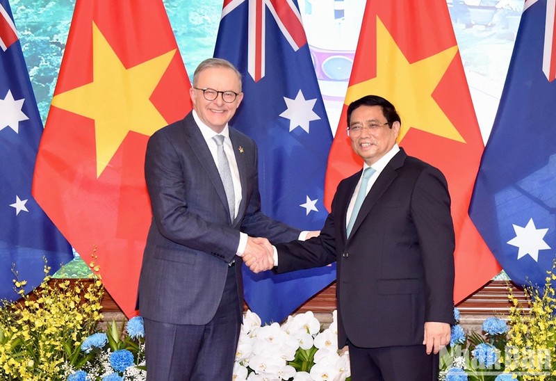 两位总理握手。