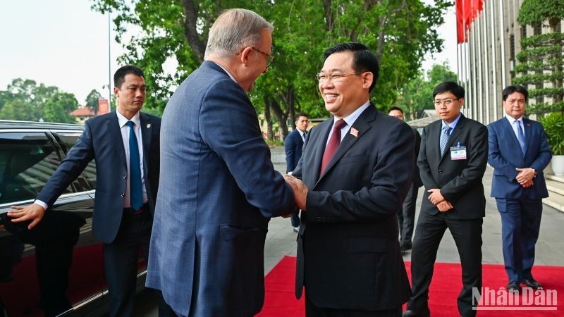 国会主席王廷惠在国会大厦大厅外迎接澳大利亚总理安东尼·阿尔巴尼斯。