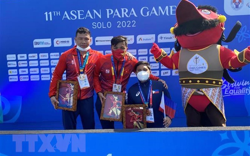 残疾运动员武黄英科（中）在男子400米自由泳S8级决赛中以5分20秒94的成绩获得金牌。