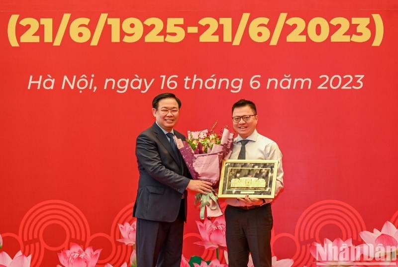 国会主席王廷惠向越南《人民报》社总编辑、越南新闻工作者协会主席黎国明赠送纪念品。（维灵 摄）