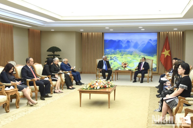 越南政府总理范明正会见古巴司法部长奥斯卡
