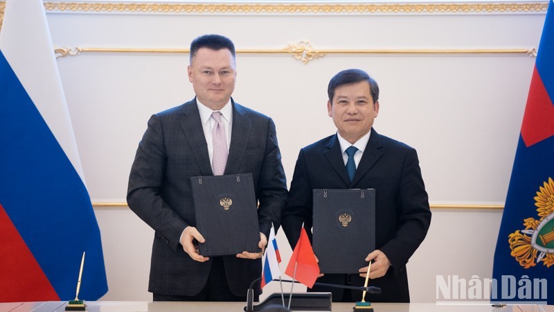 越南最高人民检察院检察长黎明智与俄方签署合作文件。
