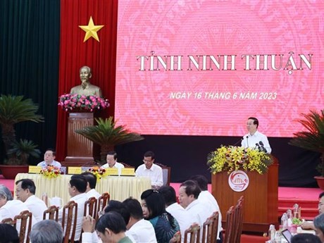 国家主席武文赏与宁顺省省委举行工作会议。