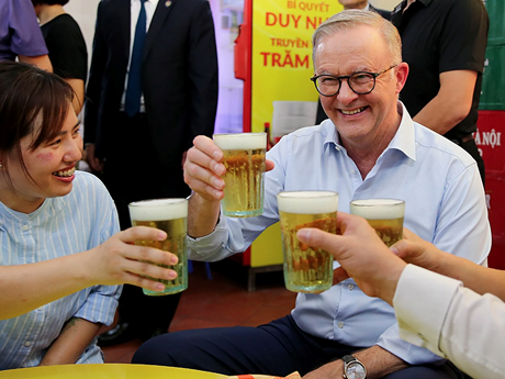 澳大利亚总理安东尼·阿尔巴尼斯在河内喝啤酒。