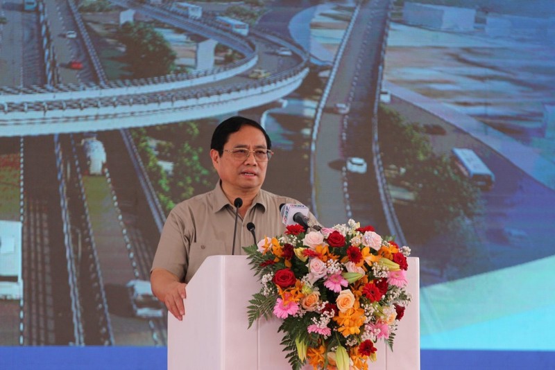 政府总理范明正下令同时开工三项国家重要交通项目。
