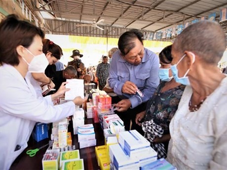 越南志愿医生为柬埔寨人民提供免费治病药物。
