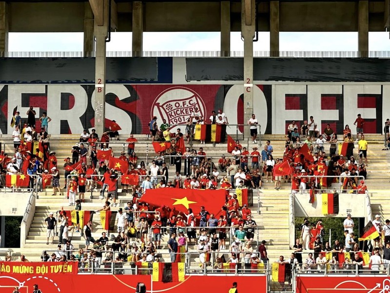 越南球迷到Offenbach am Main 体育场为越南女足球员加油助威。