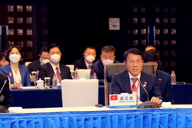 越共中央委员、越南公安部副部长梁三光上将在东盟与东盟与中日韩移民管理政策高级别研讨会上发表演讲。