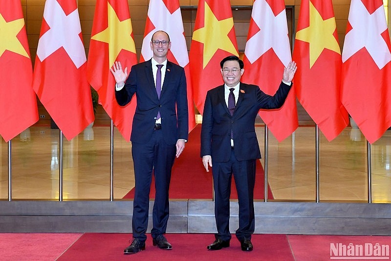 越南国会主席王廷惠与瑞士联邦议会国民院议长马丁·堪迪纳斯。