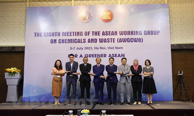 参加东盟化学品与废物工作组第八次会议的代表。