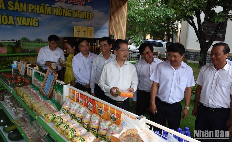 岘港市委书记阮文广参观“一乡一品”产品展位。