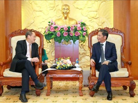 中央经济部部长陈俊英会见新加坡人力部长兼贸工部第二部长陈诗龙。