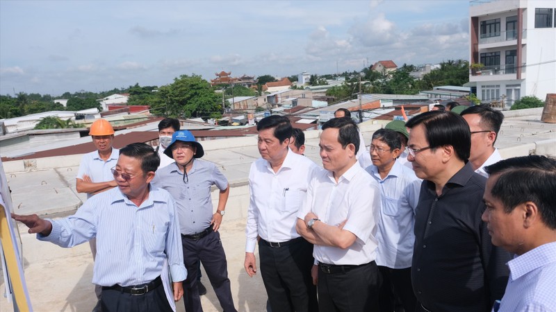 陈流光副总理考察陈黄纳大桥施工现场。