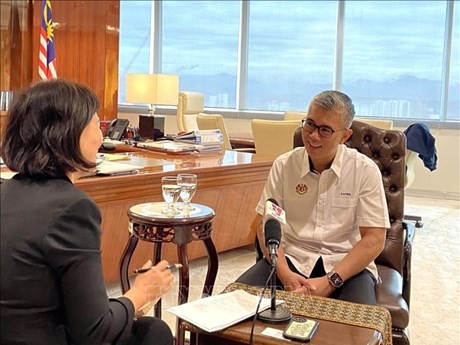 马来西亚投资、贸易及工业部部长东姑·拿督·斯里·乌塔玛·扎夫鲁接受采访。