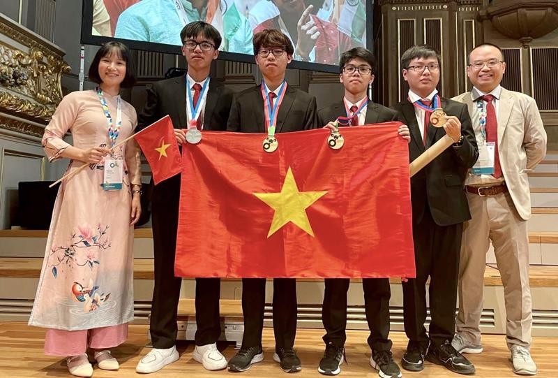 获奖越南学生合影。