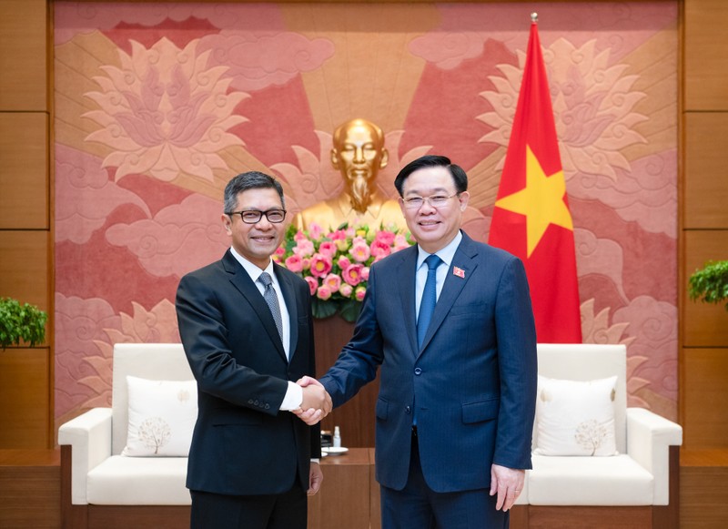 越南国会主席王廷惠与印度尼西亚驻越南大使丹尼·阿卜迪。