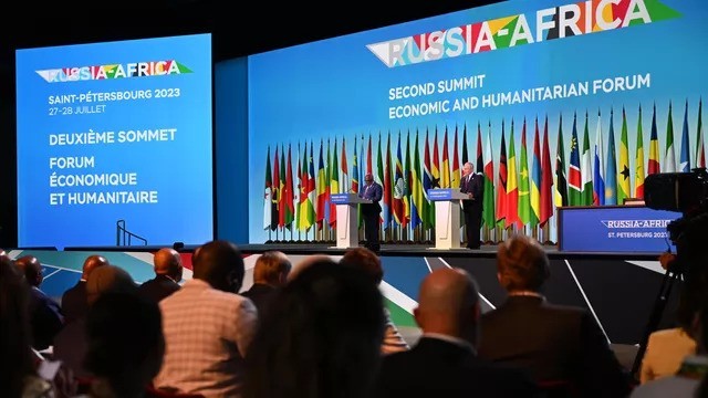 俄罗斯总统弗拉基米尔·普京同非洲联盟主席、科摩罗联邦总统阿扎利·阿苏马尼在第二届俄非峰会取得成果后向新闻界发表讲话。 （图片来源：RIA/Novosti）