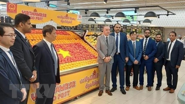 越南驻阿联酋大使阮孟俊（左三）向阿联酋介绍越南农产品。