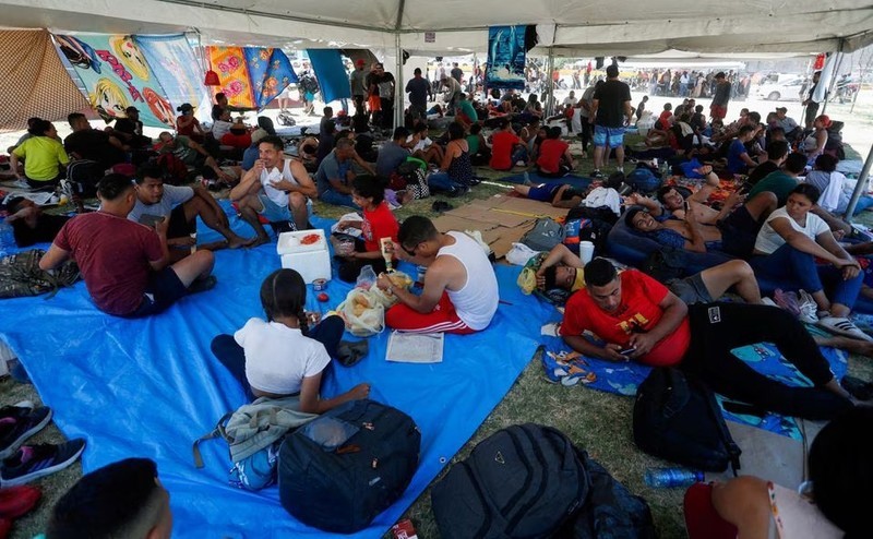 2023年6月27日，墨西哥新拉雷多边境附近，主要来自委内瑞拉的避难者在墨西哥政府搭建的帐篷里休息。 （图片来源：路透社）