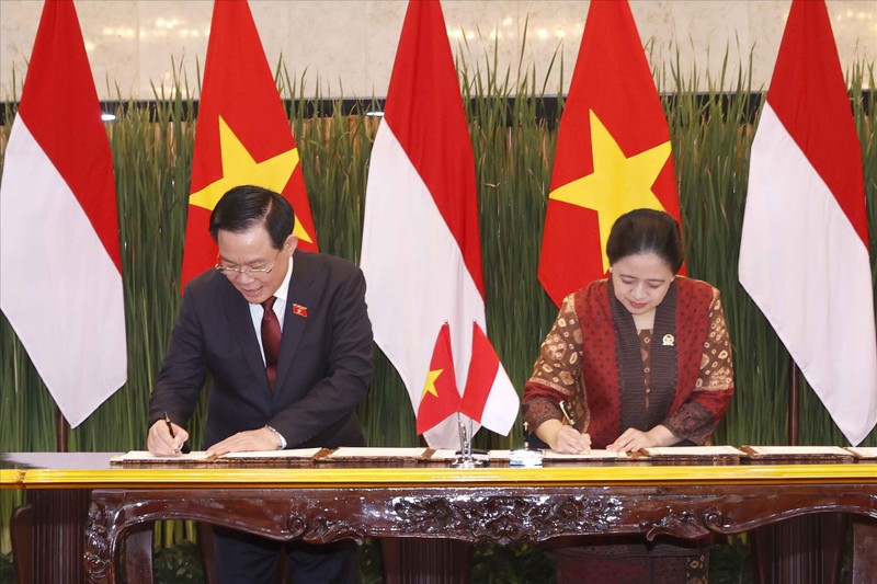 越南国会主席王廷惠与印尼国会议长普安•马哈拉尼签署合作备忘录。