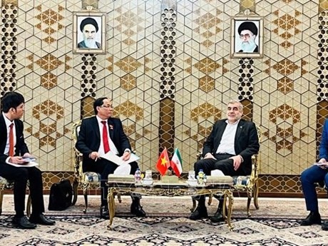 2022年12月，越南国会副主席陈光方会见伊朗第一副议长阿里·尼克扎德。