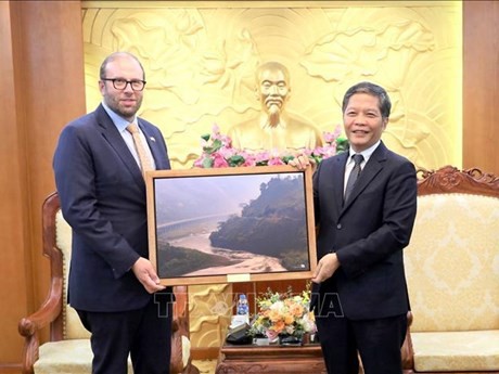 越共中央经济部部长陈俊英向美国众议院筹款委员会主席杰森·史密斯赠送礼物。