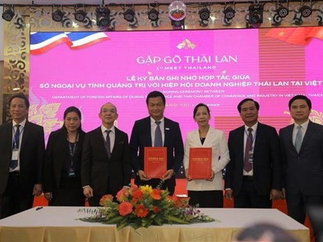 广治省外务厅与越南泰国企业协会签署合作文件。