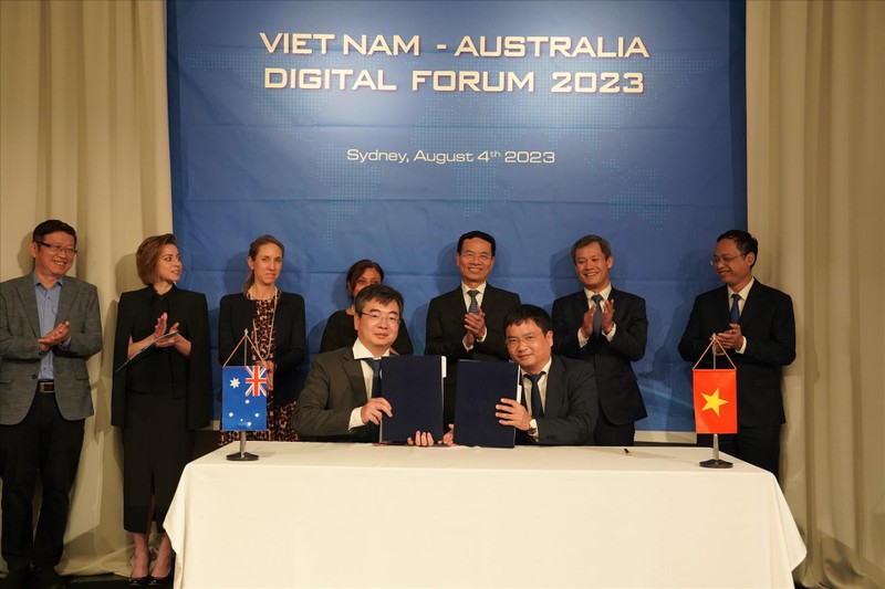 越南邮电技术学院与西悉尼大学、堪培拉大学、SET教育组织、越南在澳知识分子和专家协会(VASEA)等澳大利亚合作伙伴共同签署了谅解备忘录。
