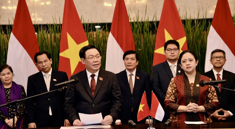 越南国会主席王廷惠与印尼国会议长普安•马哈拉尼在会谈后举行记者会。
