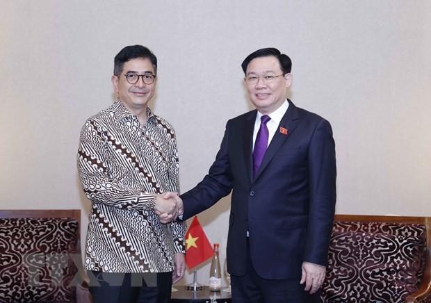 越南国会主席王廷惠和印度尼西亚工商会会长阿尔斯贾德·拉吉德·P. M 握手。