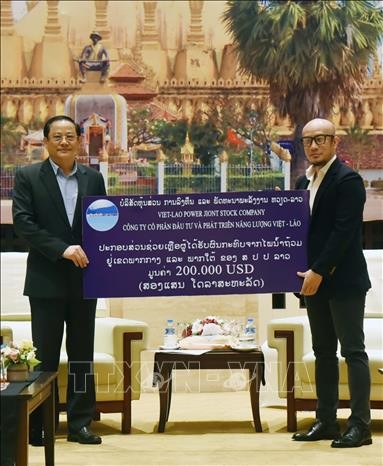 老挝总理高度评价越南企业对该国社会保障工作提供的支持。
