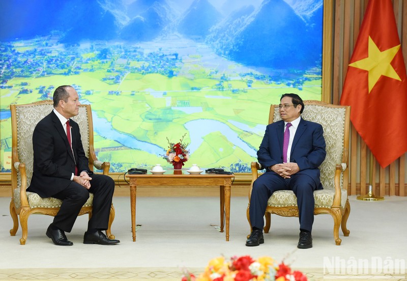 越南政府总理范明正会见色列经济和工业部部长。