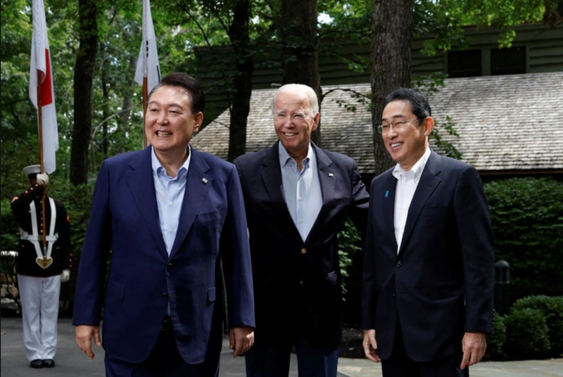 2023年8月18日，韩国总统尹锡烈、美国总统乔·拜登和日本首相岸田文雄在美国马里兰州戴维营举行的三方峰会联合新闻发布会上。（图片来源：路透社）