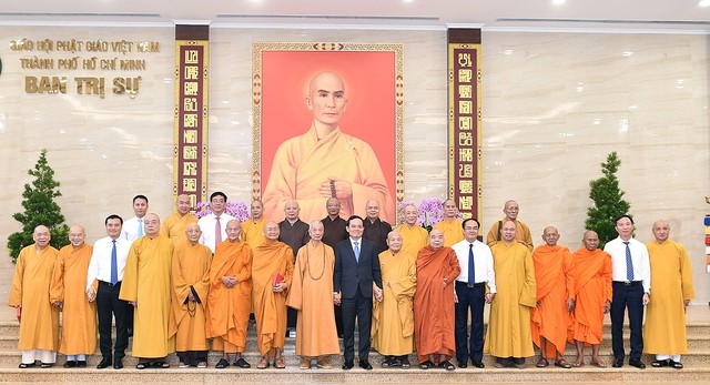政府副总理陈流光与越南佛教协会法主释智广长老和尚等合影留念。